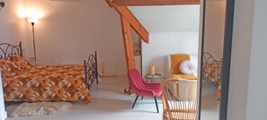 Phòng Suite tiện nghi đơn giản, 2 phòng ngủ, quang cảnh vườn | 2 phòng ngủ, bàn ủi/dụng cụ ủi quần áo