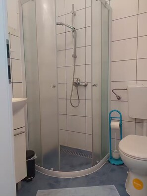 Bruser, hårtørrer, håndklæder, Toiletpapir