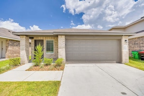 Exterior - Stunning Modern beautiful home! (Spring)