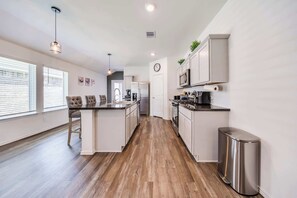 Fridge, microwave, oven, stovetop - Stunning Modern beautiful home! (Spring)