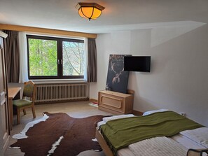1 slaapkamer, een bureau, een strijkplank/strijkijzer, reisbedje