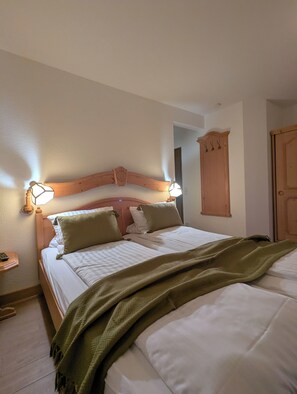 1 habitación, escritorio, tabla de planchar con plancha y cuna de viaje