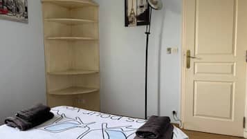 5 bedrooms, iron/ironing board, WiFi, bed sheets