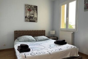 5 bedrooms, iron/ironing board, WiFi, bed sheets