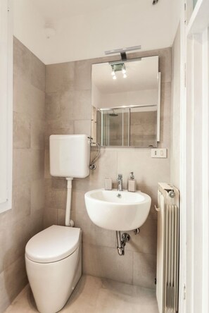 Shower, hair dryer, bidet, towels - At the Biennial at Irma's (Venezia)