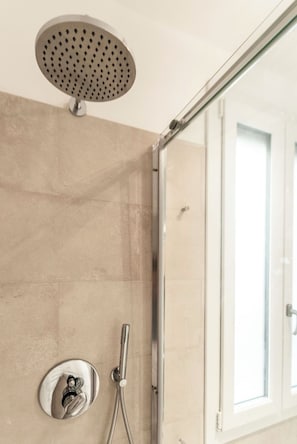Shower, hair dryer, bidet, towels