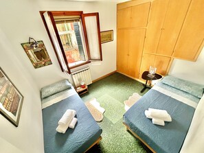 1 bedroom, desk, iron/ironing board, travel crib - At the Biennial at Irma's (Venezia)