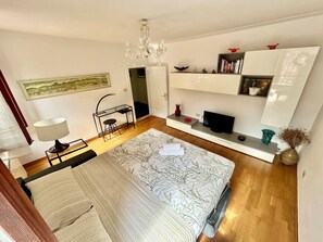 1 slaapkamer, een bureau, een strijkplank/strijkijzer, reisbedje