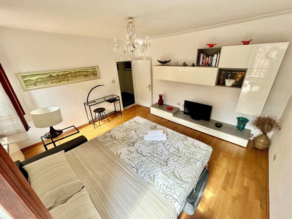 1 bedroom, desk, iron/ironing board, travel cot - At the Biennial at Irma's (Venezia)