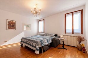 1 bedroom, desk, iron/ironing board, travel crib - At the Biennial at Irma's (Venezia)