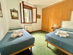 1 bedroom, desk, iron/ironing board, travel crib - At the Biennial at Irma's (Venezia)
