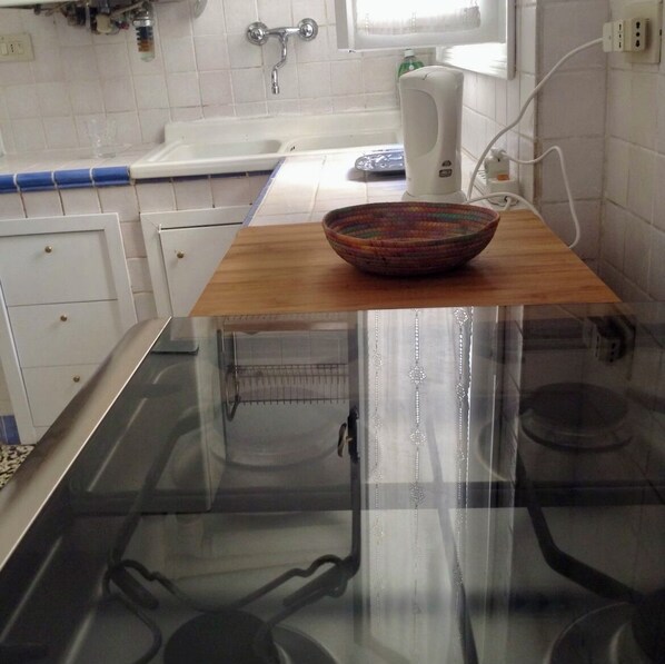 Geladeira, micro-ondas, cooktop, cafeteira/chaleira