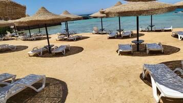 Playa privada, camas de playa gratuitas, camastros y sombrillas