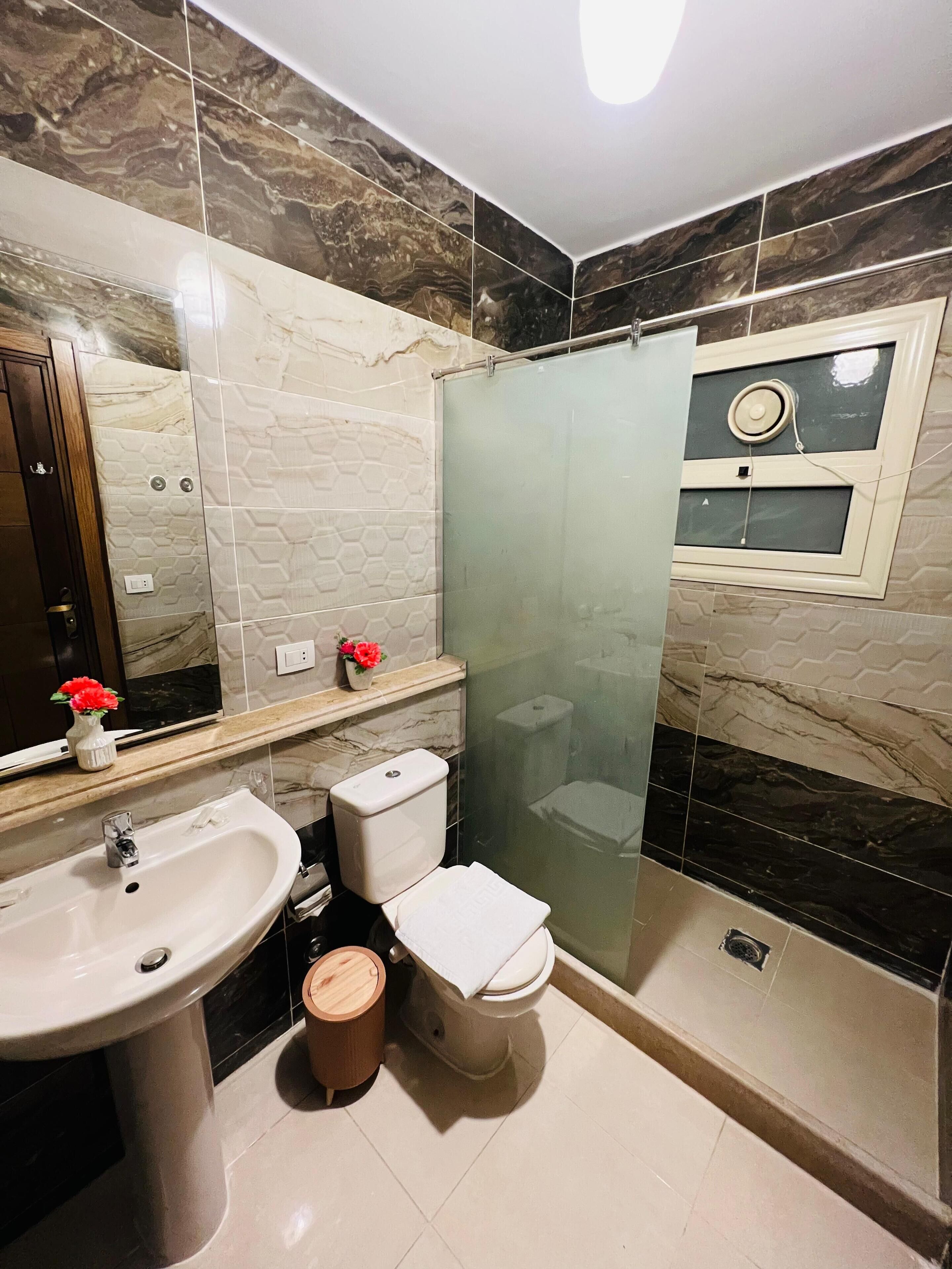 تجهيزات دش، دُش غزير، مستلزمات مجانية للعناية الشخصية، مراحيض شطف