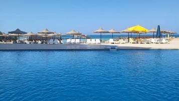 2 udendørs pools, gratis hytter, parasoller