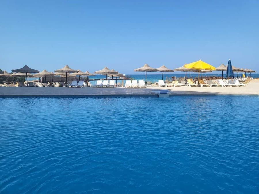 2 piscinas externas, barracas de cortesia, guarda-sóis