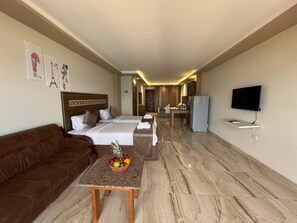 经典四人房, 海景 | 客房内保险箱、办公桌、笔记本电脑工作区、遮光窗帘