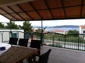 Outdoor dining - Happy house for holiday Marina (Kaštel Sucurac)