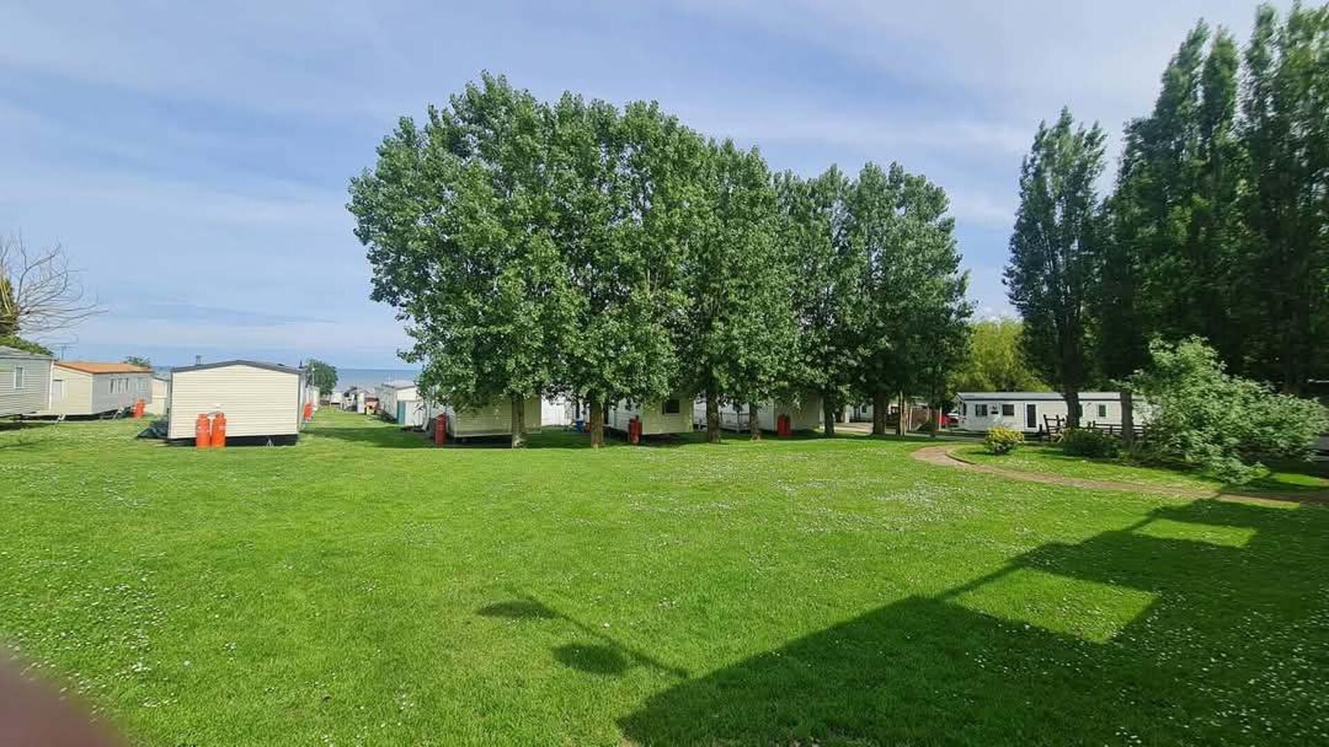Ein Campingplatz mit Mobilheimen und einer Rasenfläche.