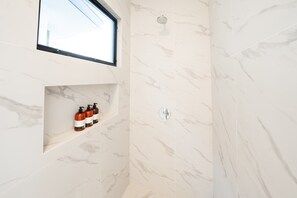 Haartrockner, Handtücher, Seife, Shampoo