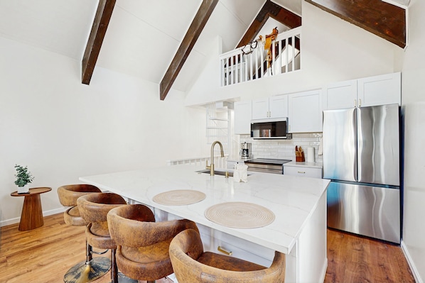 冷蔵庫、電子レンジ、オーブン、コンロ