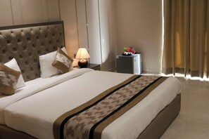 Schreibtisch, laptopgeeigneter Arbeitsplatz, Bügeleisen/Bügelbrett