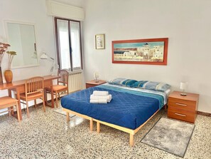 1 غرفة نوم ومكتب ومكواة/لوح كي وسر ير سفر