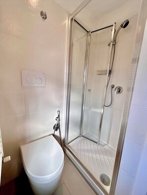 Shower, hair dryer, bidet, towels - At the Biennale at Leda's (Venezia)