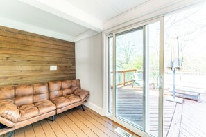 Älytelevisio, takka, pöytäjalkapallopöytä, kirjoja