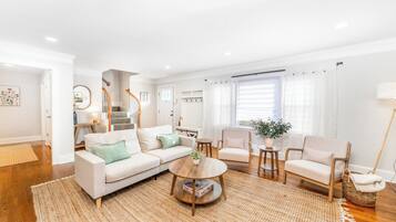 Smart-tv, eldstad, bordsfotboll och böcker