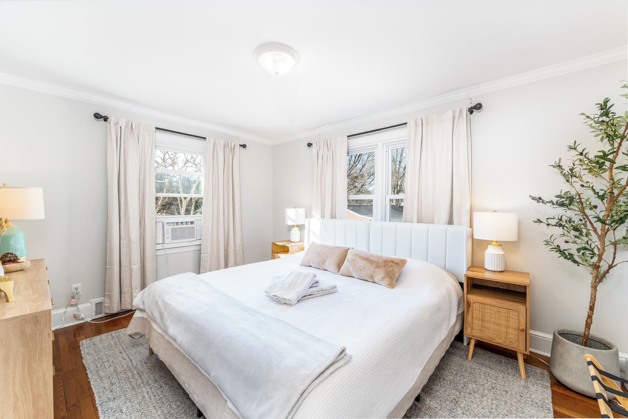 4 bedrooms, in-room safe, desk, iron/ironing board