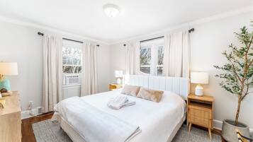4 bedrooms, in-room safe, desk, iron/ironing board