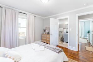 4 bedrooms, in-room safe, desk, iron/ironing board