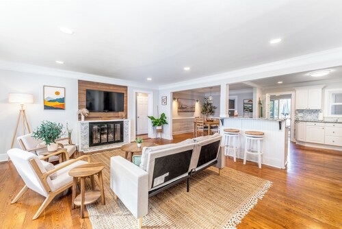 Spacious 4-bedroom house with WiFi, AC in welcoming Winston-Salem, Ardmore