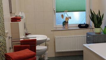 Secador de cabelo, toalhas de banho, sabonete, papel higiênico