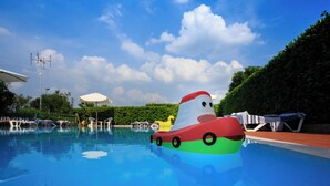 A swimming pool with a colorful boat-shaped float. - Bellasirmione - Acquachiara (Sirmione)