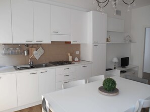 Frigorifero, microonde, forno, piano cottura