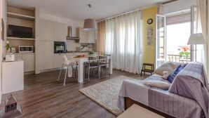A modern apartment with a kitchen, dining area, and living room. - La Rocca - Peschierahome (Peschiera del Garda)