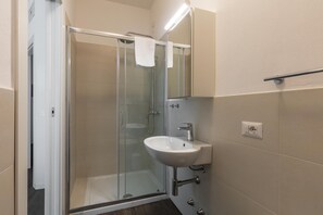 Dusche, Haartrockner, Bidet, Handtücher