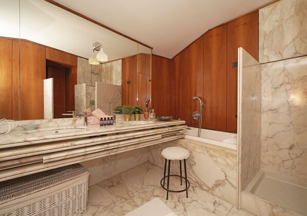 Ducha, secador de pelo, bidet, toallas