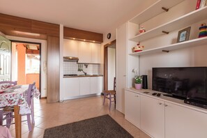Réfrigérateur, micro-ondes, plaque de cuisson, lave-vaisselle