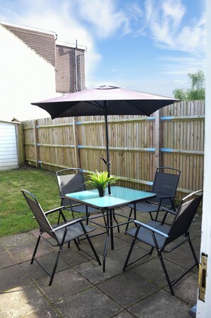 Outdoor dining - Stylish 3Bed | Garden | Parking | near Stations | London | Harry Potter studios (Watford)