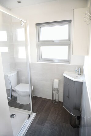 Shower, hair dryer, towels, soap - Stylish 3Bed | Garden | Parking | near Stations | London | Harry Potter studios (Watford)