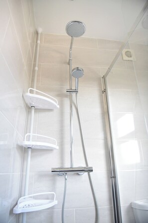 Shower, hair dryer, towels, soap - Stylish 3Bed | Garden | Parking | near Stations | London | Harry Potter studios (Watford)
