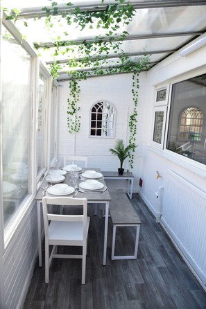 Outdoor dining - Stylish 3Bed | Garden | Parking | near Stations | London | Harry Potter studios (Watford)