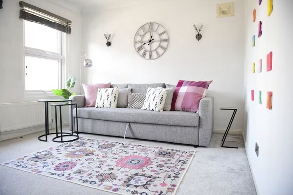 Smart TV, video library - Stylish 3Bed | Garden | Parking | near Stations | London | Harry Potter studios (Watford)