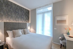 Signature Double or Twin Room | Minibar, in-room safe, desk, laptop workspace - AH - Duomo Signature (Milan)
