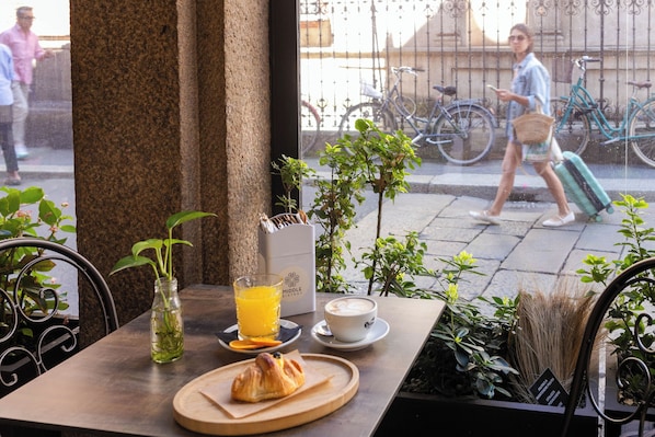 Tägliches einheimisches Frühstück (9 EUR pro Person)