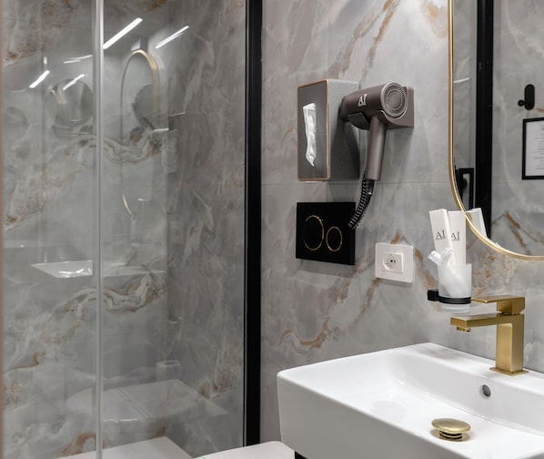 Signature Double or Twin Room | Minibar, in-room safe, desk, laptop workspace - AH - Duomo Signature (Milan)