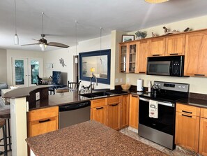 Kylskåp, mikrovågsugn, ugn och spishäll